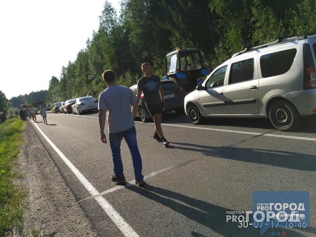 В Коми из-за перевернувшегося большегруза остановилось движение по трассе (фото, видео)