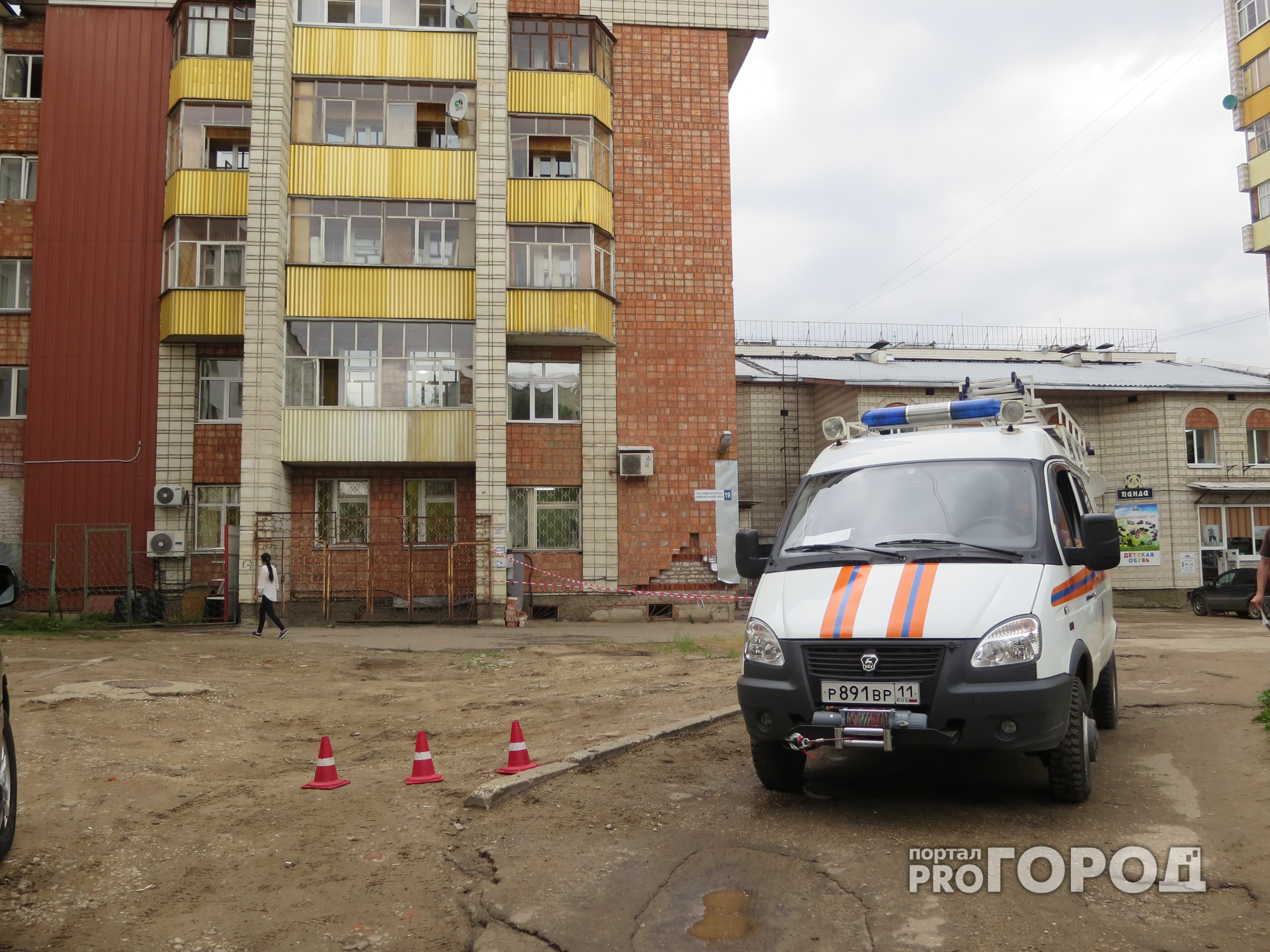 Появились фото с места обрушения части облицовки жилого дома в центре Сыктывкара (фото)