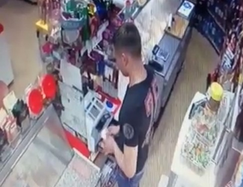 В Коми охранник магазина месяц нагло таскал деньги из кассы (видео)