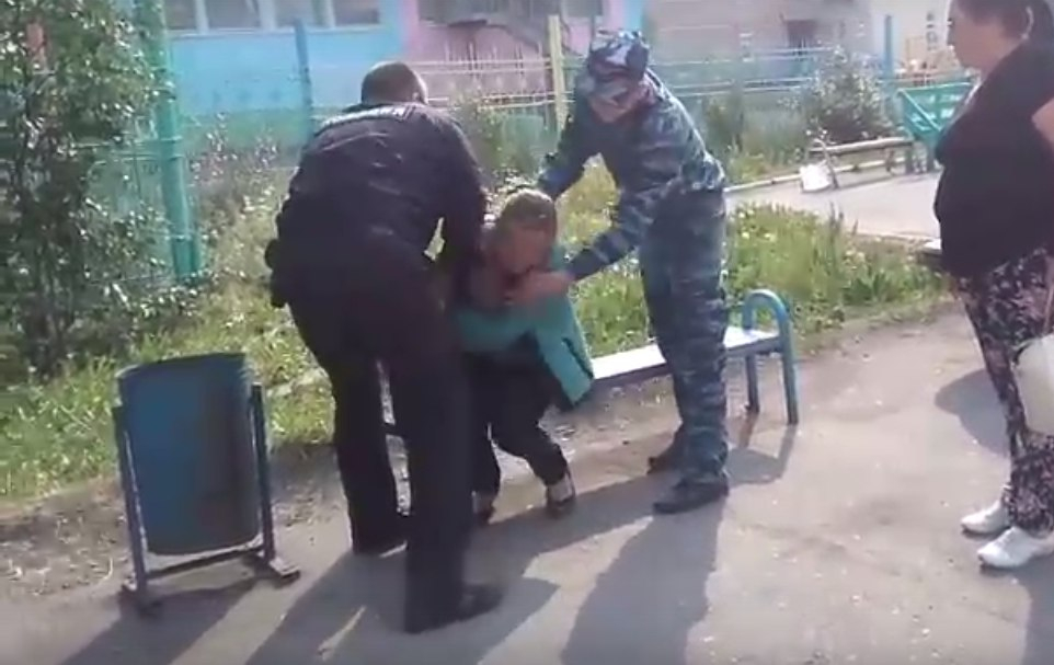 В Коми полицейские пытались силой затолкать женщину в машину (видео)