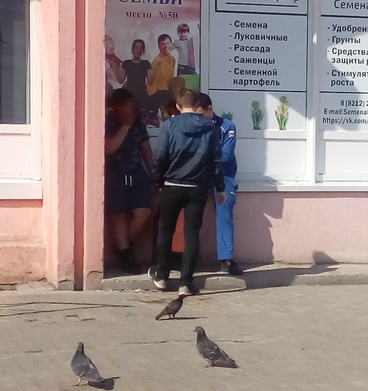 В Сыктывкаре дети внаглую курили возле торгового центра (фото)