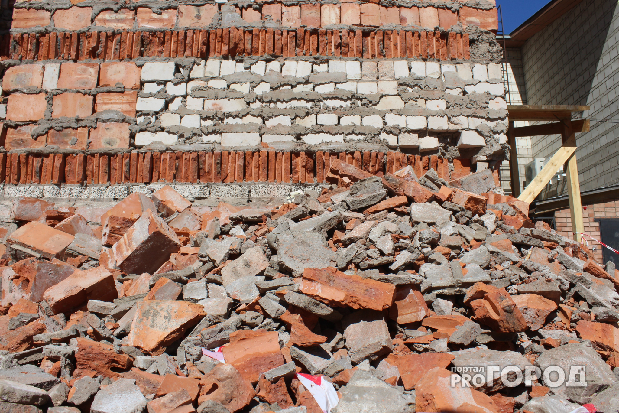 В центре Сыктывкара обваливается 9-этажный жилой дом (фото)