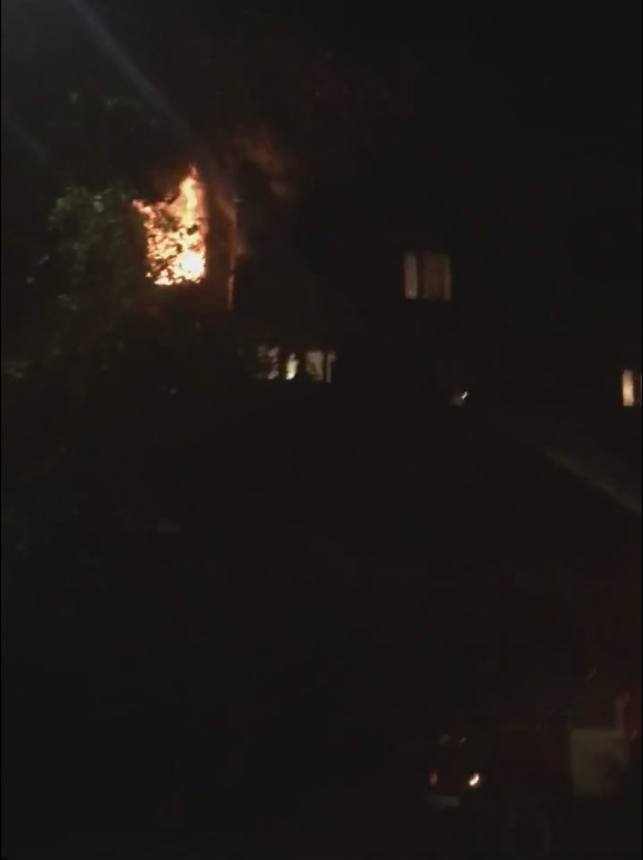 Стало известно, есть ли жертвы ночного пожара в жилом доме в центре Сыктывкара