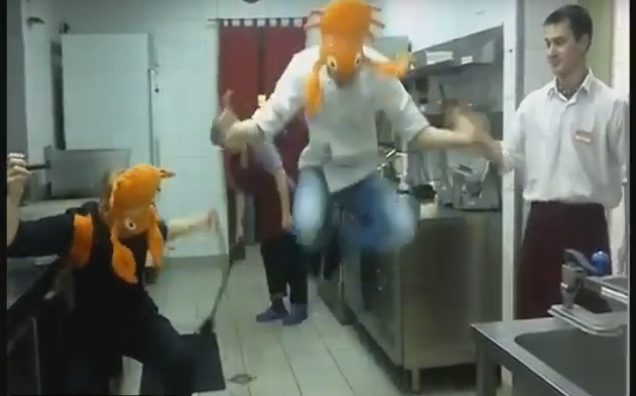 Сыктывкарцы сняли видео, как развлекаются сотрудники одного из ресторанов города