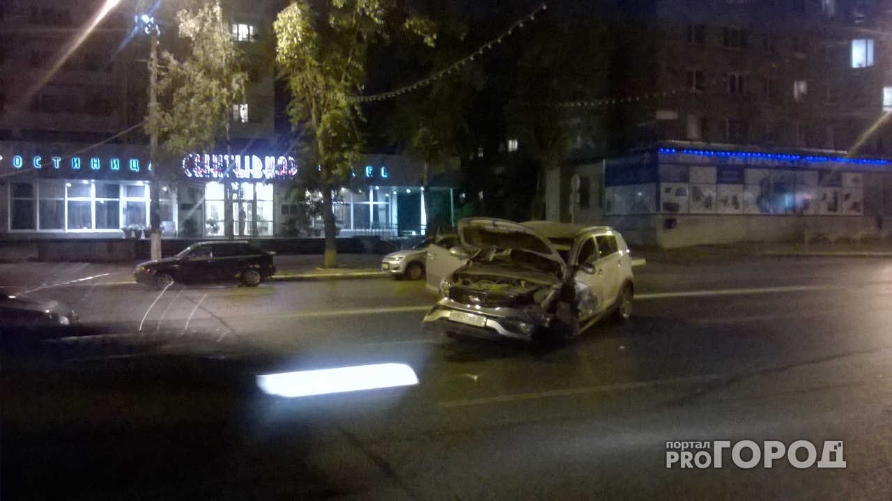 В центре Сыктывкара водителя доставали из искореженного в ДТП авто