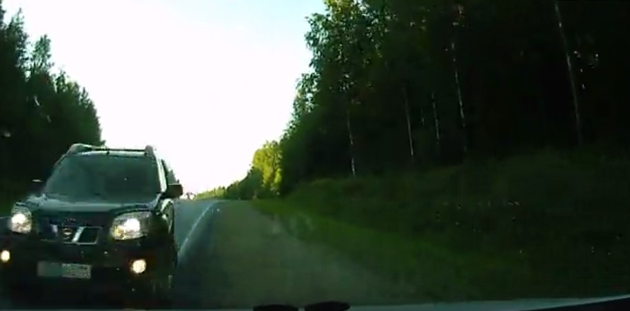 В Сети набирает популярность видео, как в Коми джип таранит иномарку автоледи
