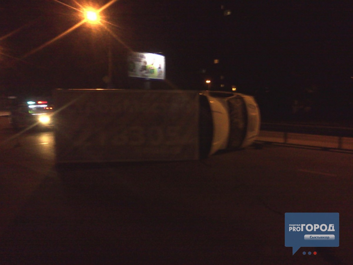 Ночью в Сыктывкаре перевернулся грузовик, водитель бросил авто и скрылся (фото)