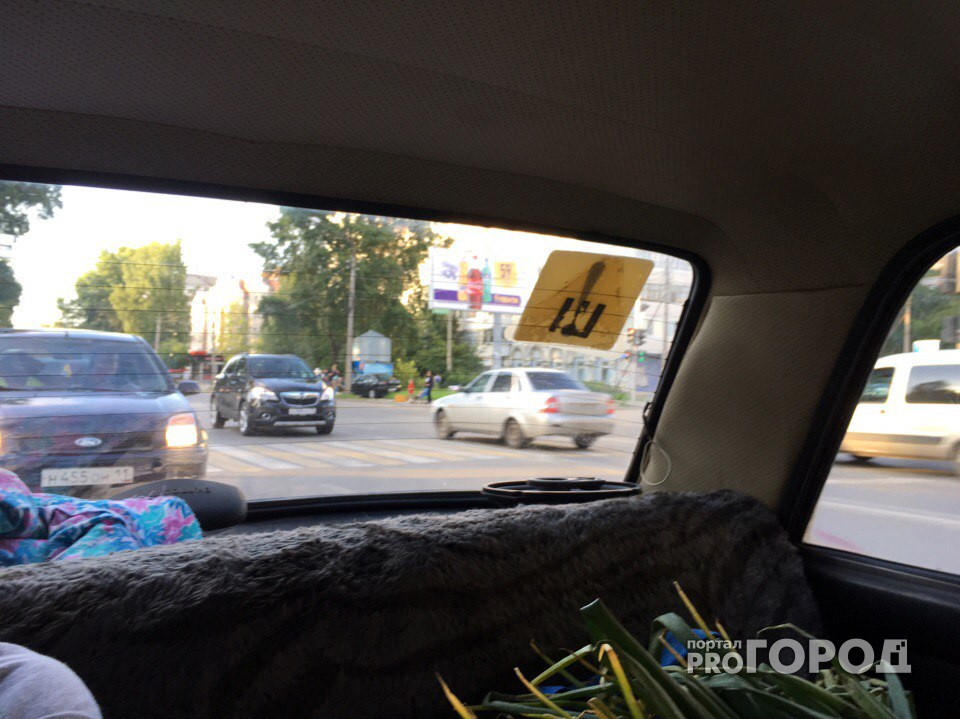 В Сыктывкаре автомобилист снес дорожный знак и вылетел на тротуар (фото)