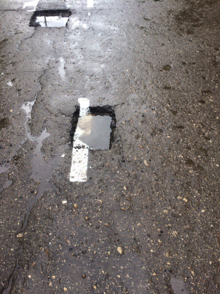 В Коми разметку на дороге нанесли прямо в яму с водой (фото)