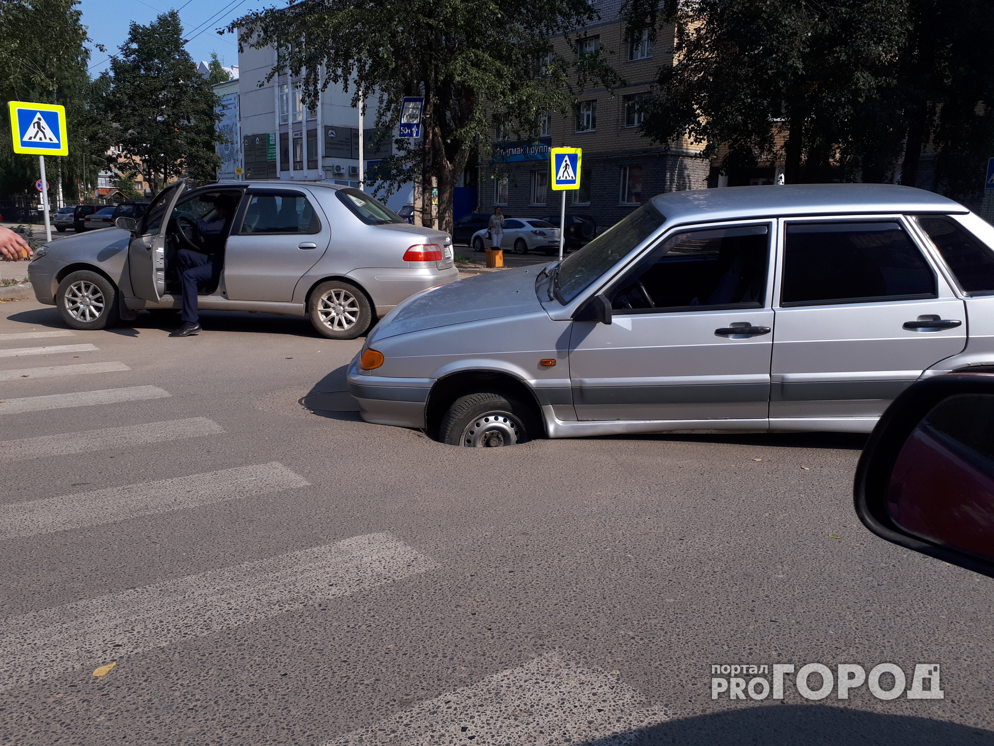 В Сыктывкаре асфальт на перекрестке провалился под землю вместе с машиной (фото)