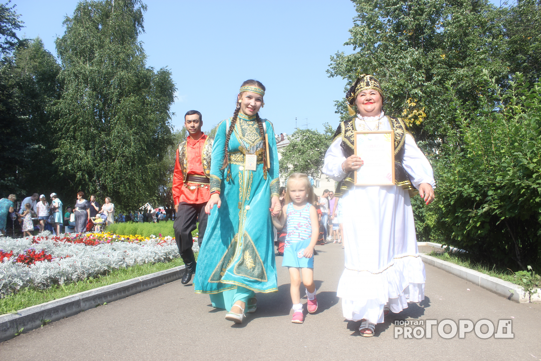 В Сыктывкаре прошел этнический фестиваль: много сена, коми рэп и палящее солнце (фото)
