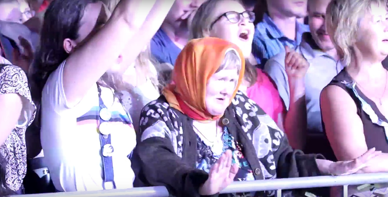 Сеть взорвало видео танцев бабушки под диско-музыку на День Республики Коми (видео)