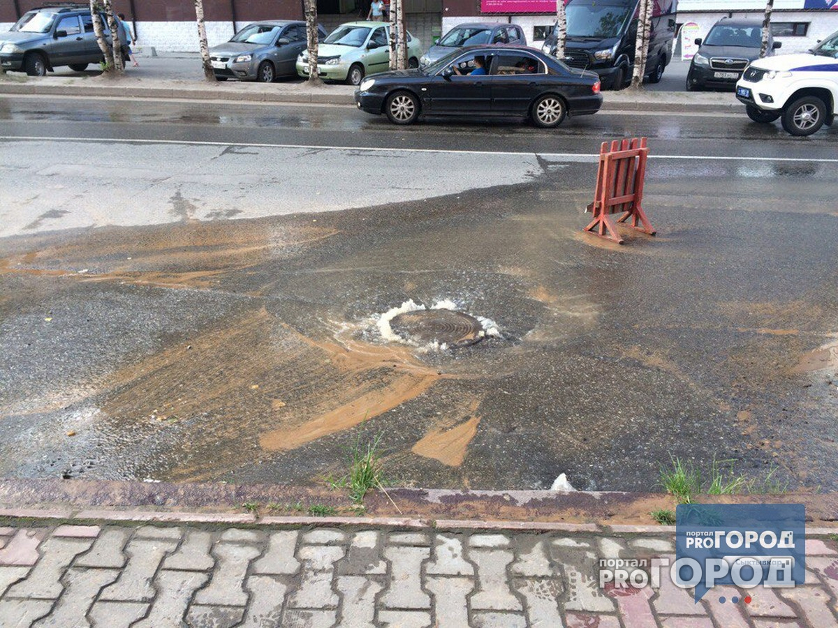 В центре Сыктывкара затопило улицу (фото)