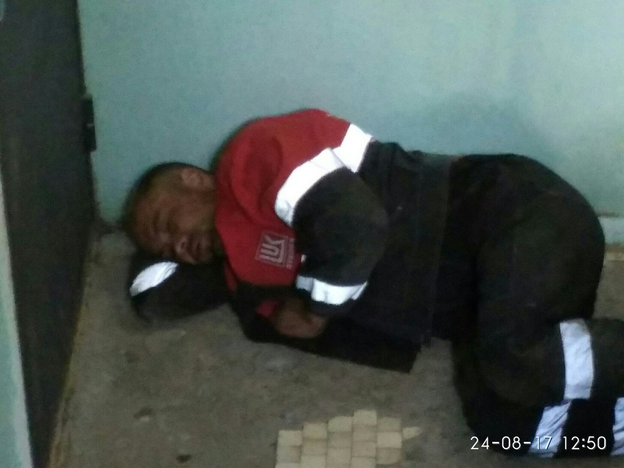 Жители Коми сфотографировали спящего под дверью нефтяника (фото)