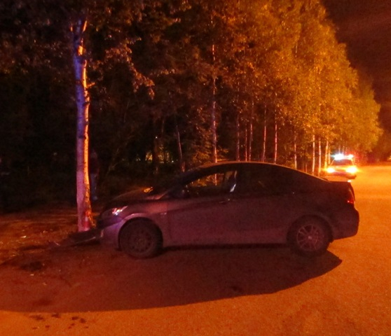 В Коми водитель на Hyundai Solaris влетел в дерево