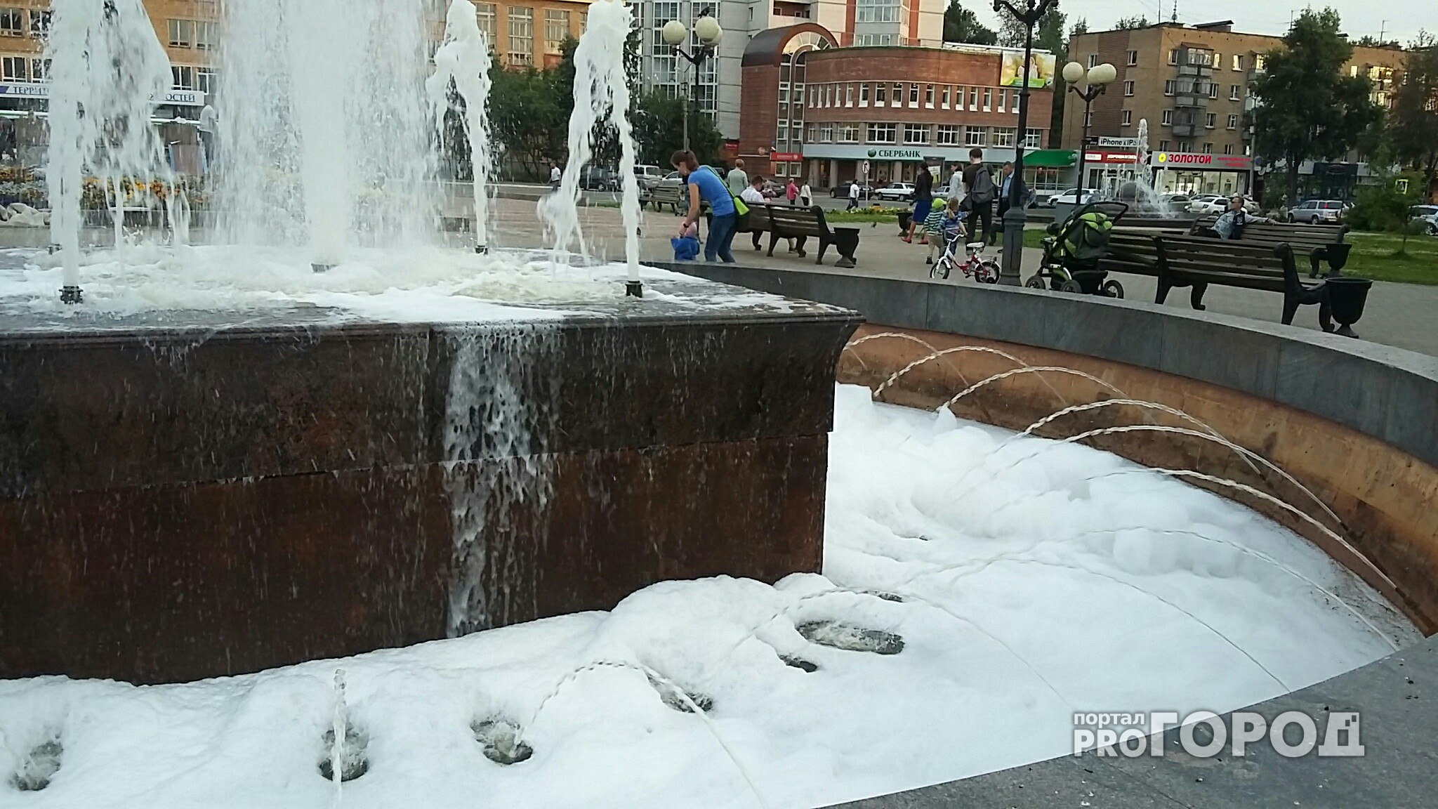 В Сыктывкаре фонтан превратили в джакузи с пеной (фото)