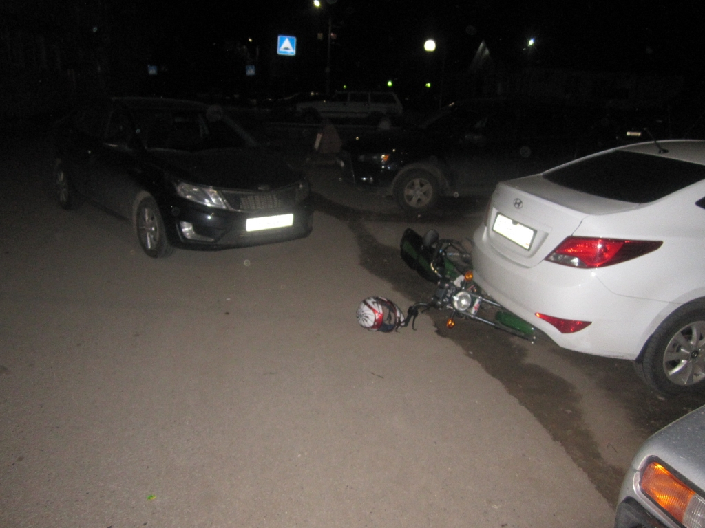 В Коми автоледи на парковке сшибла мопед с двумя подростками (фото)