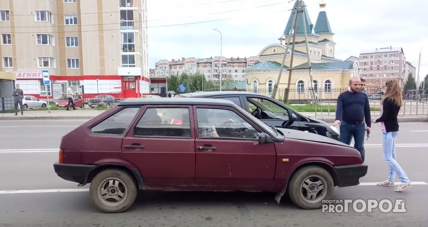 В Сыктывкаре пьяный водитель трусливо уехал на разбитом авто с места ДТП (видео)