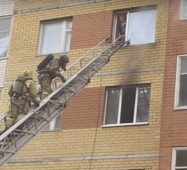 Появилось видео, как спасали ребенка из горящей многоэтажки в Сыктывкаре