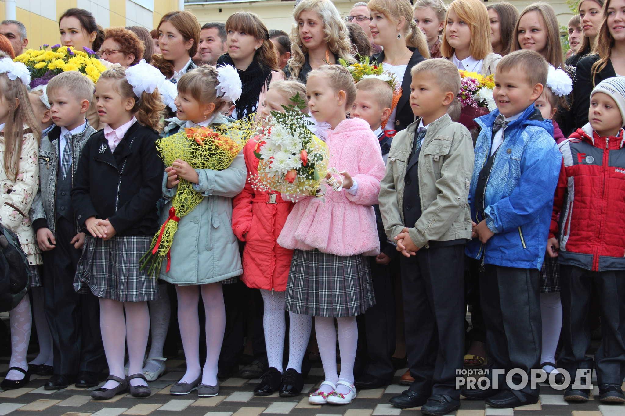 School photo pro. Первое сентября школа 2 2012. Школьники 1 сентября. Школа города Кирова первоклассники. Пермь дети школа линейка.