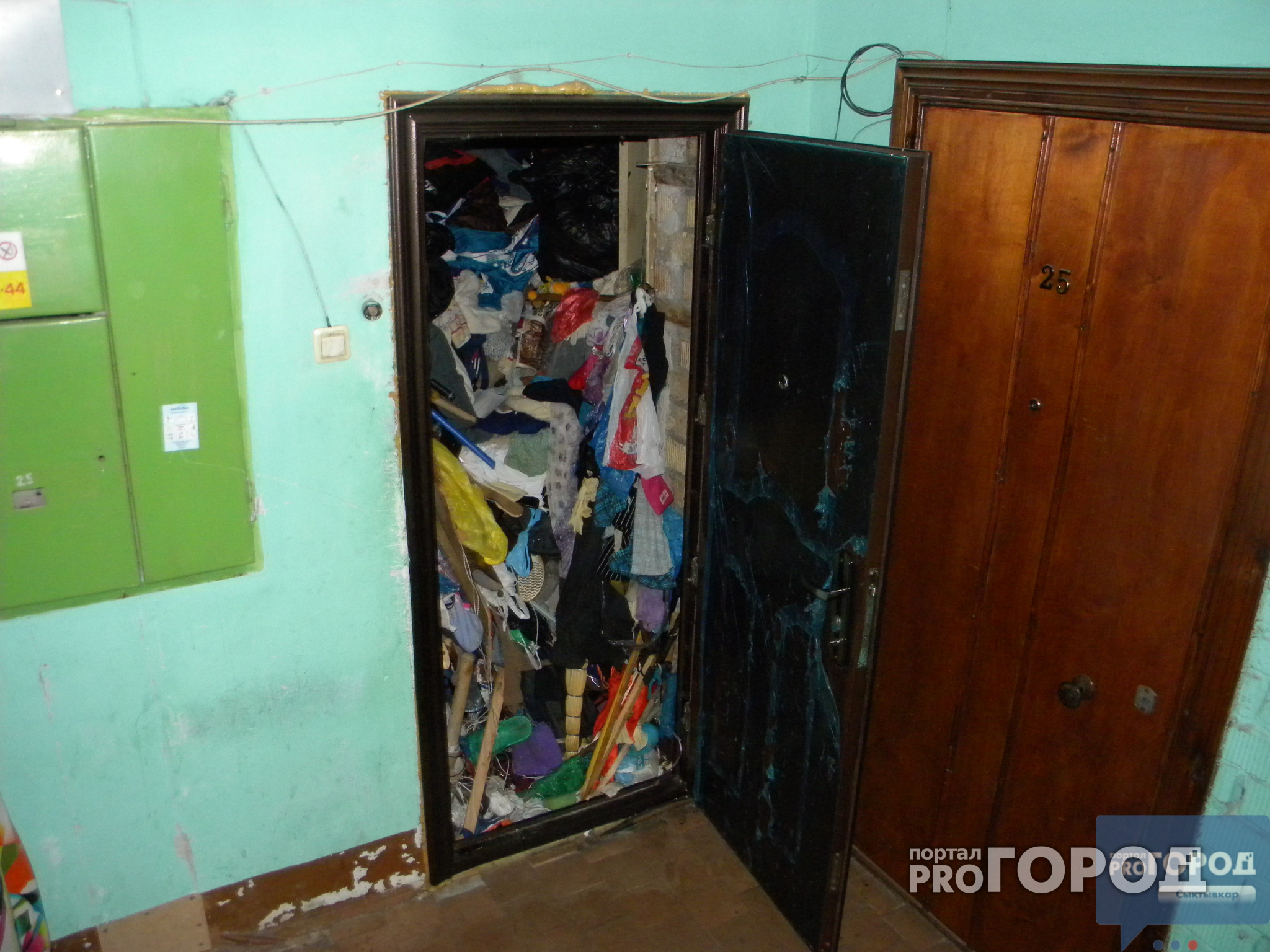 В Сыктывкаре есть квартира, в которую невозможно попасть: она забита мусором и крысами