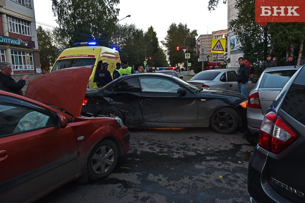 В Сыктывкаре возле банка произошло массовое ДТП с участием шести машин