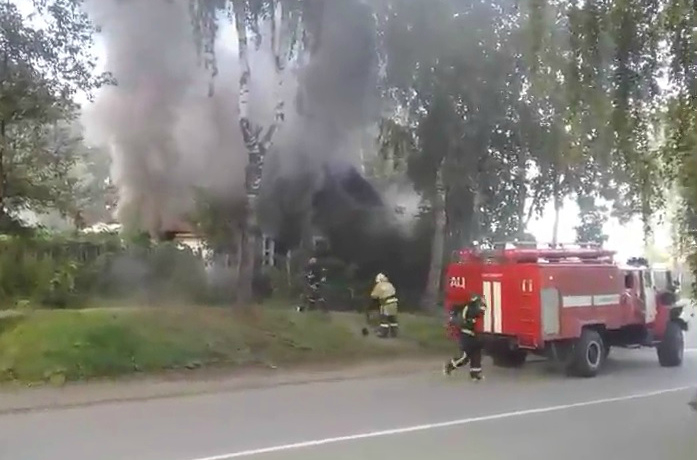 В Сыктывкаре очевидцы смеялись, снимая пожар на видео