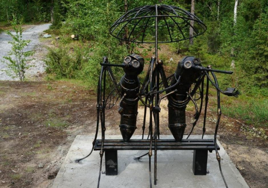 В Коми открыли памятник влюбленным комарам (фото)