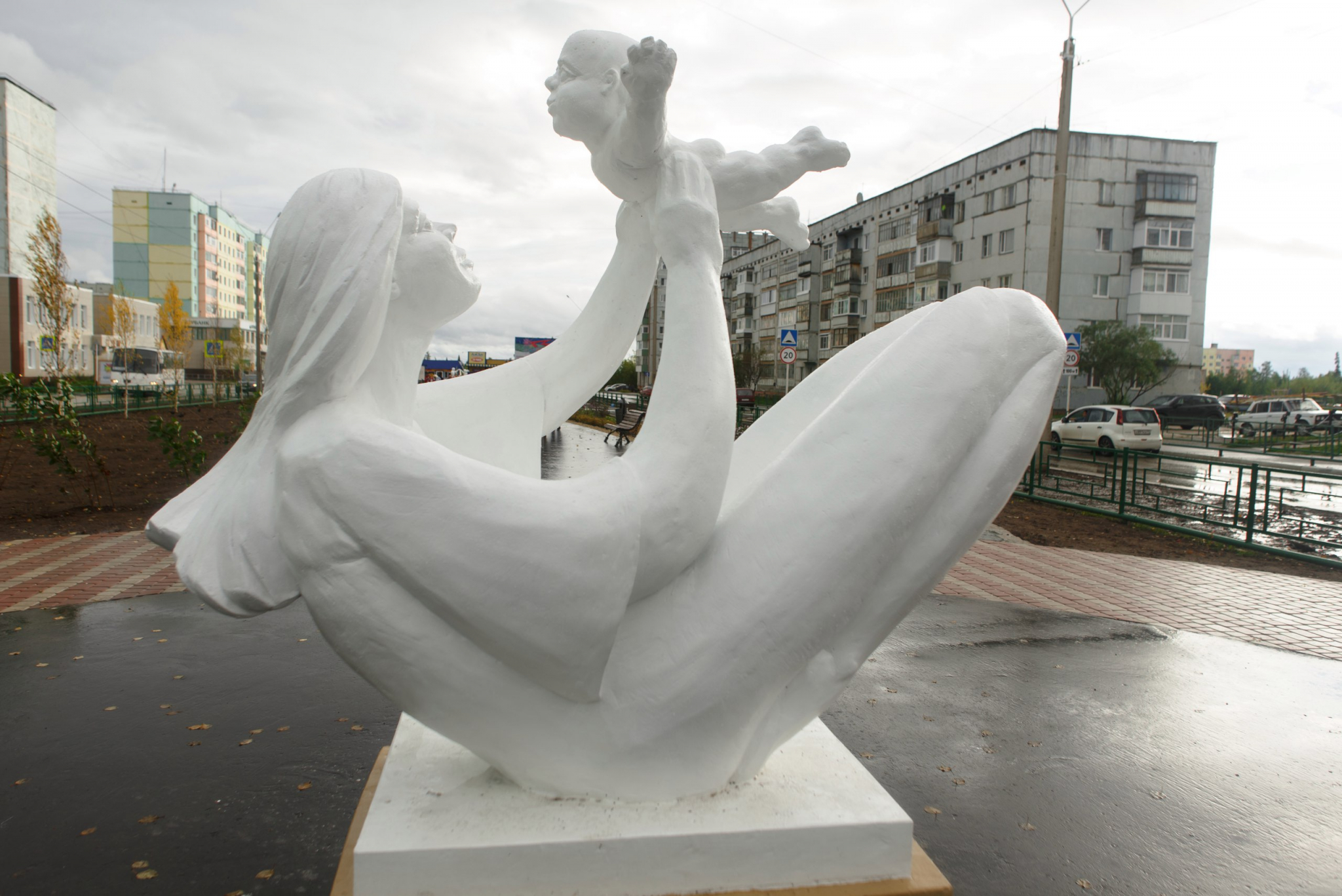 Жители Коми издеваются над скульптурой младенца с лицом старика (фото)