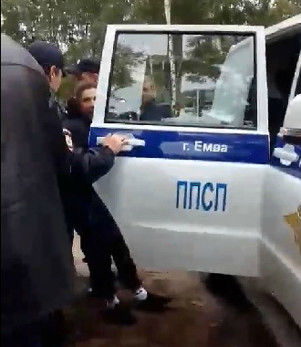 В Коми разъяренная толпа пыталась отбить 15-летнего мальчика у полиции (видео)