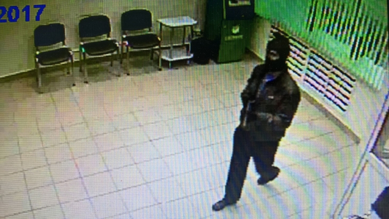Полиция Сыктывкара разыскивает мужчину, который напал на банк с обрезом (фото)
