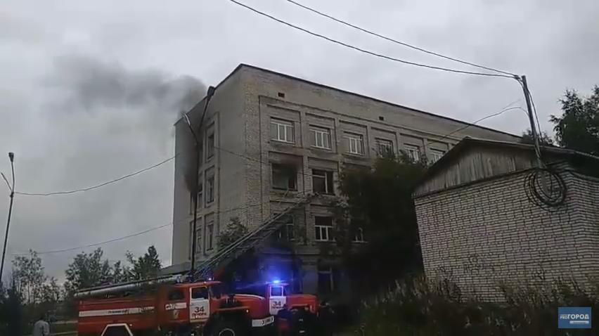 Очевидцы выложили видео с крупного пожара в поликлинике Печоры