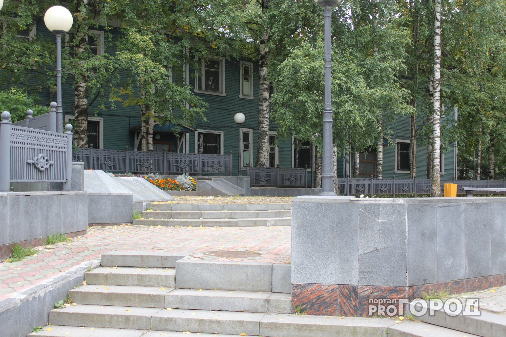 В Сыктывкаре возле здания ФСБ исчез памятник (фото)