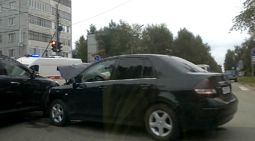 В Сыктывкаре автоледи без документов въехала в авто (видео)