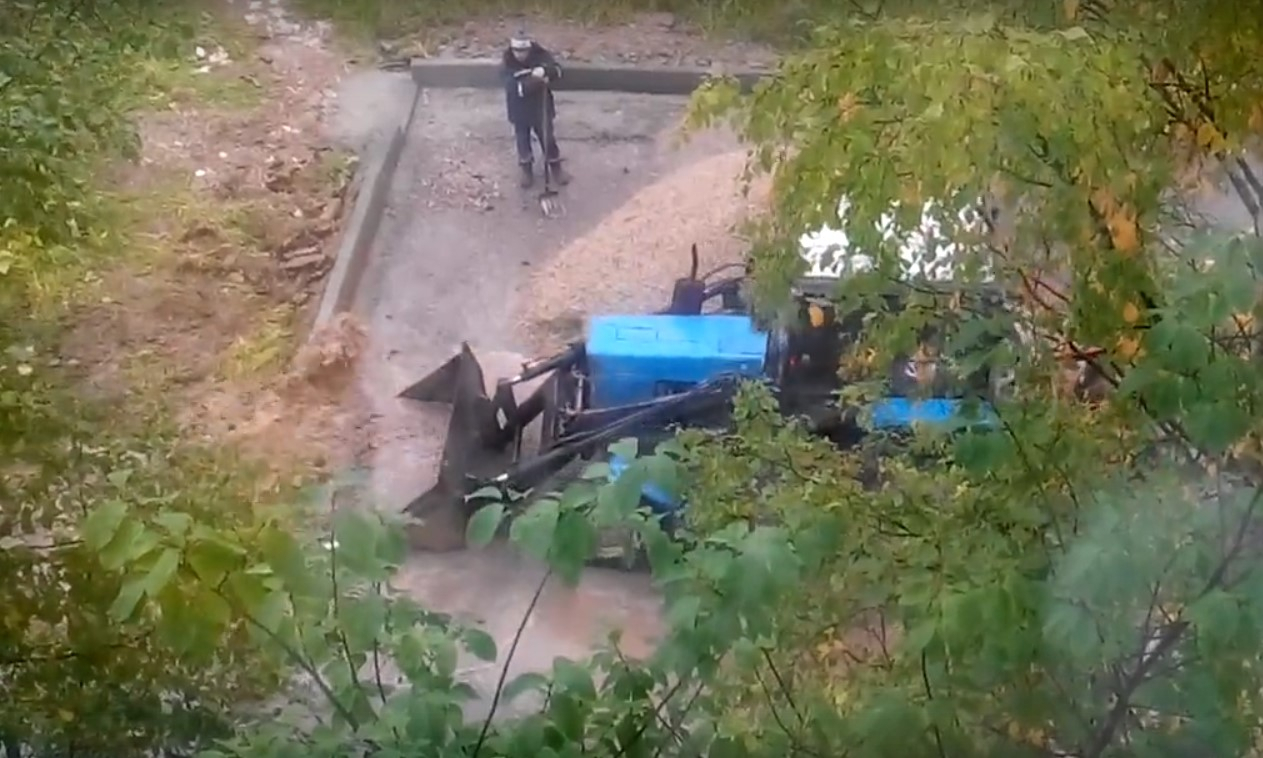 В Коми дорожники трактором гоняли воду в луже, чтобы уложить в нее асфальт (видео)