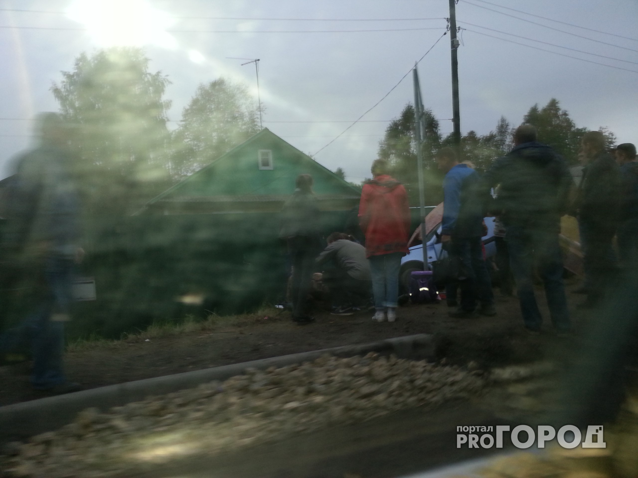 В Сыктывкаре автомобиль врезался в остановку с людьми (фото)