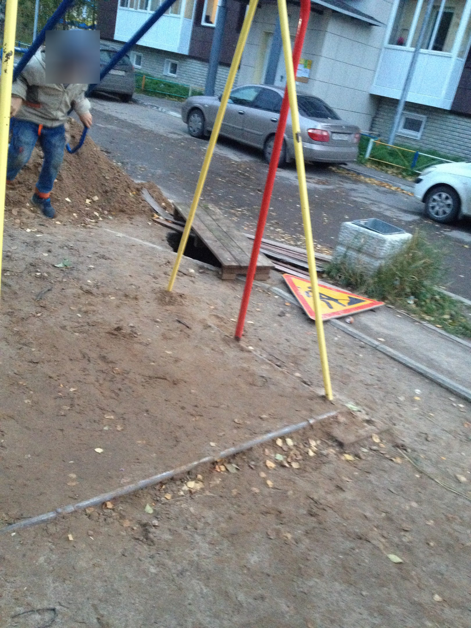 В Сыктывкаре дети рискуют провалиться в открытый люк на игровой площадке (фото)