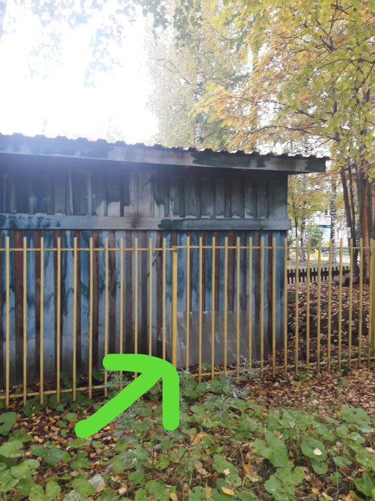 В Сыктывкаре в детсаду малышам угрожает огромный кусок стекла