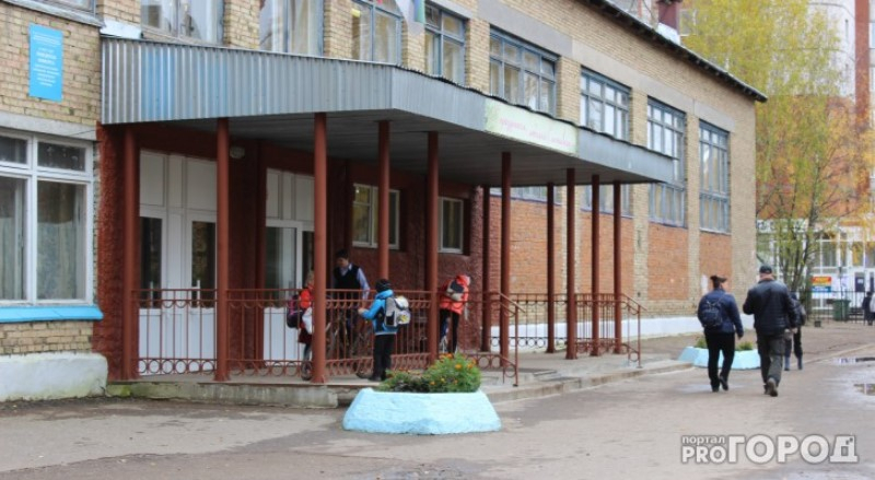 В Сыктывкаре ученикам одной из школ не хватает парт в классе