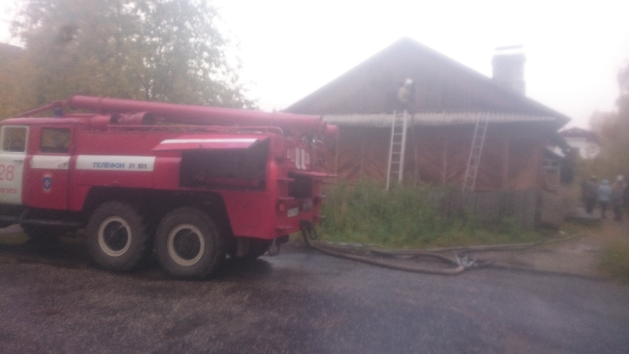 В Коми горел дом, в котором было 4 человека (фото)