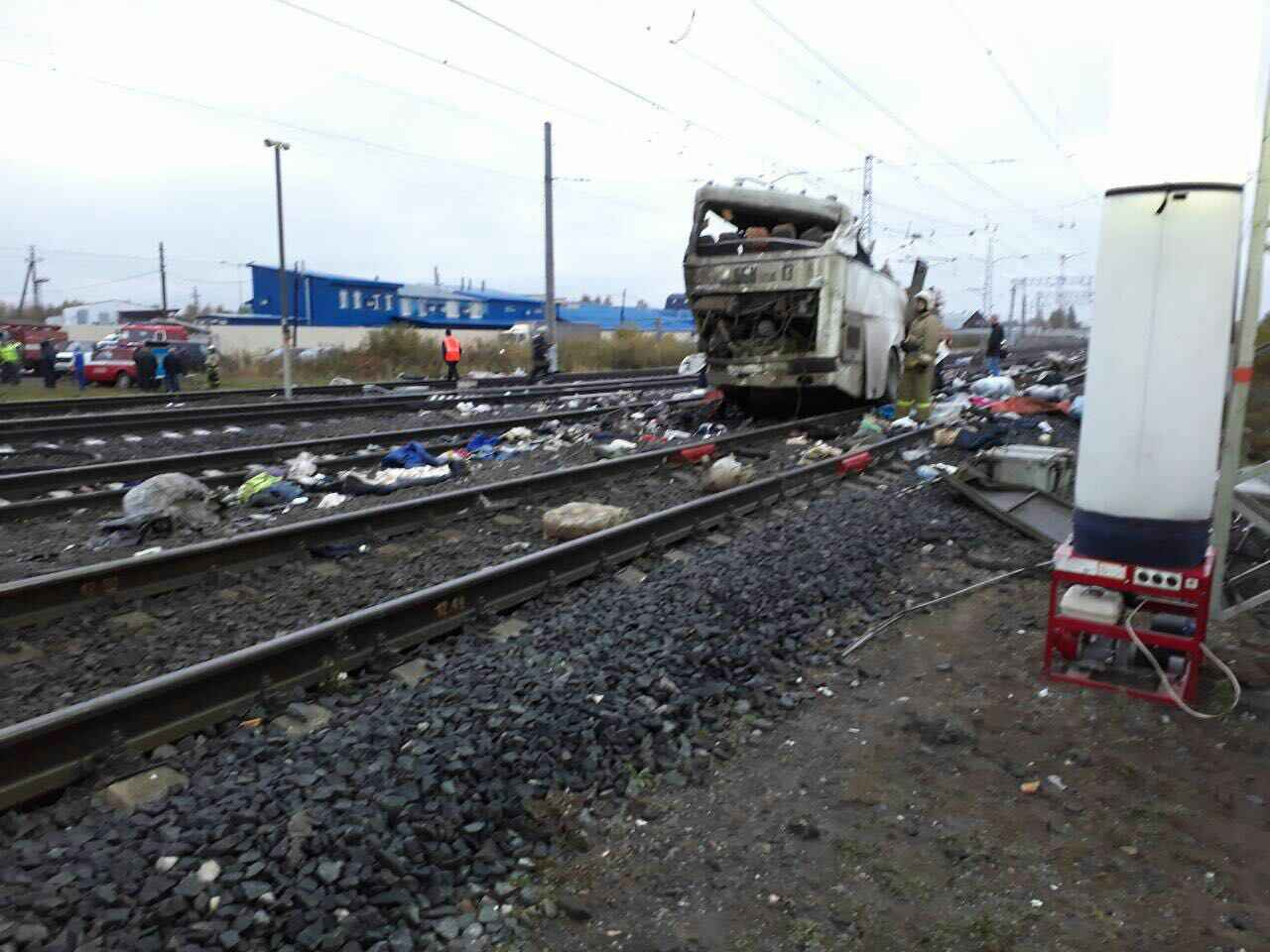 В ужасной катастрофе, где поезд снес автобус, погибло 19 человек (фото, видео)