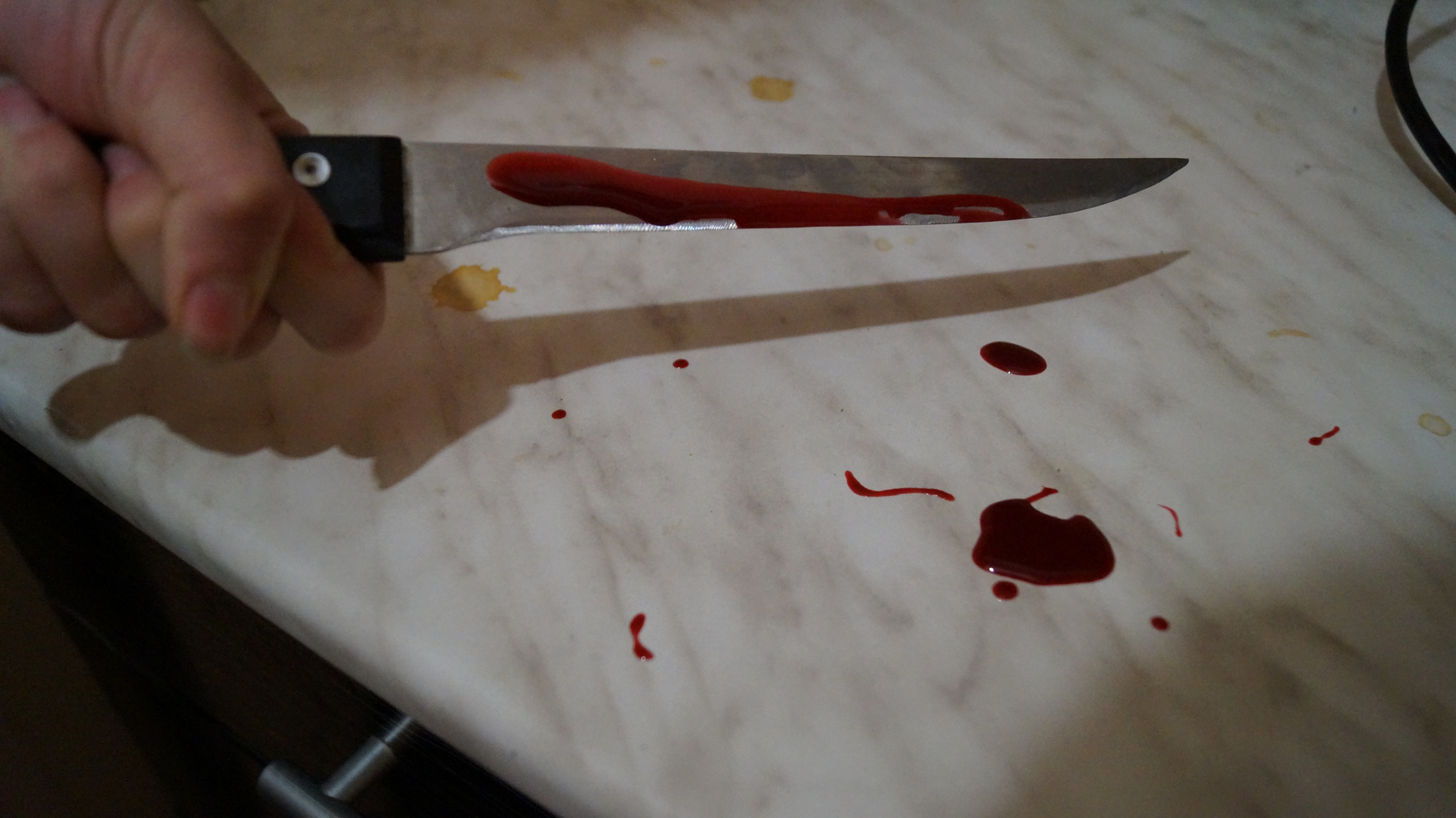 В Коми вахтовик попытался задушить приятеля, а потом исполосовал его ножом