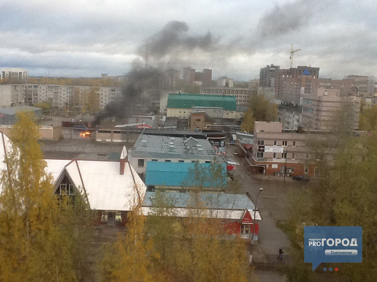 В Сыктывкаре на территории рынка разгорелось огромное пламя (фото)