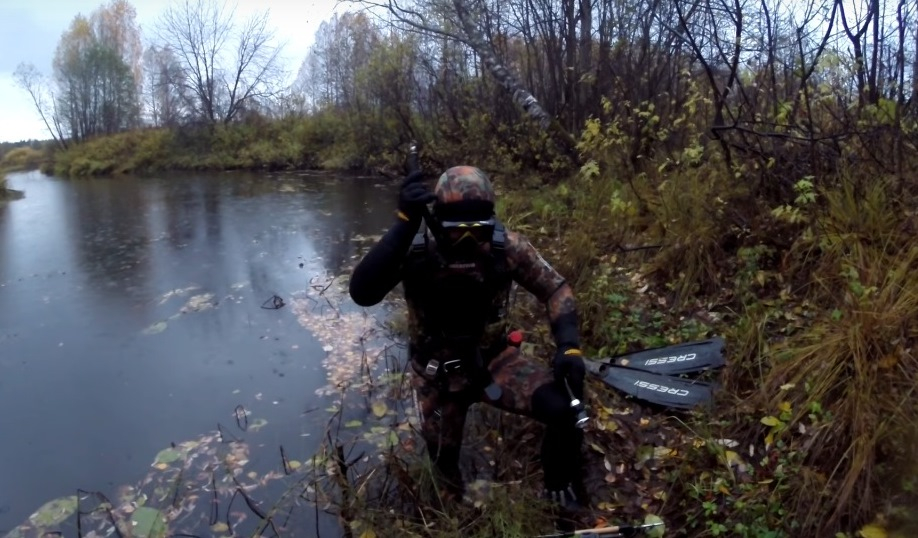 Подводный охотник из Сыктывкара выложил видео из мутной реки, где не водится даже рыба
