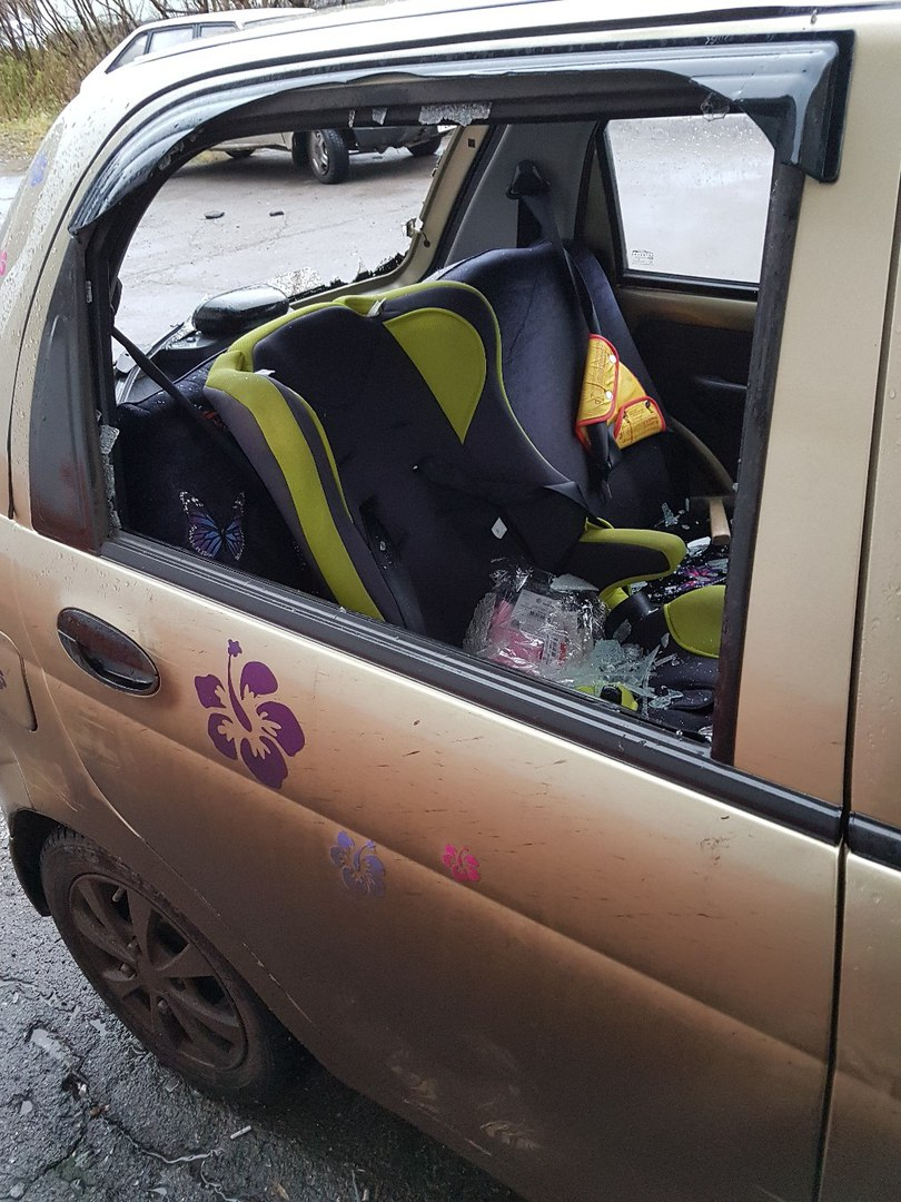 В Коми разыскивают вандала, разгромившего чужой автомобиль посреди ночи (фото)