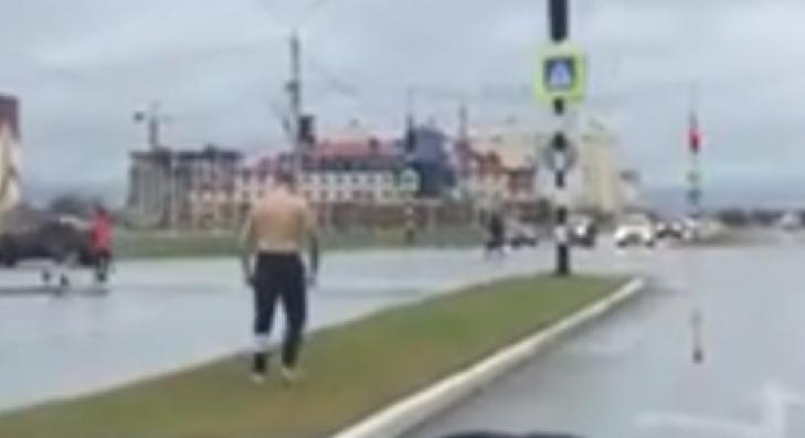 В Коми полуголый мужчина устроил странный ритуал на пешеходном переходе (видео)