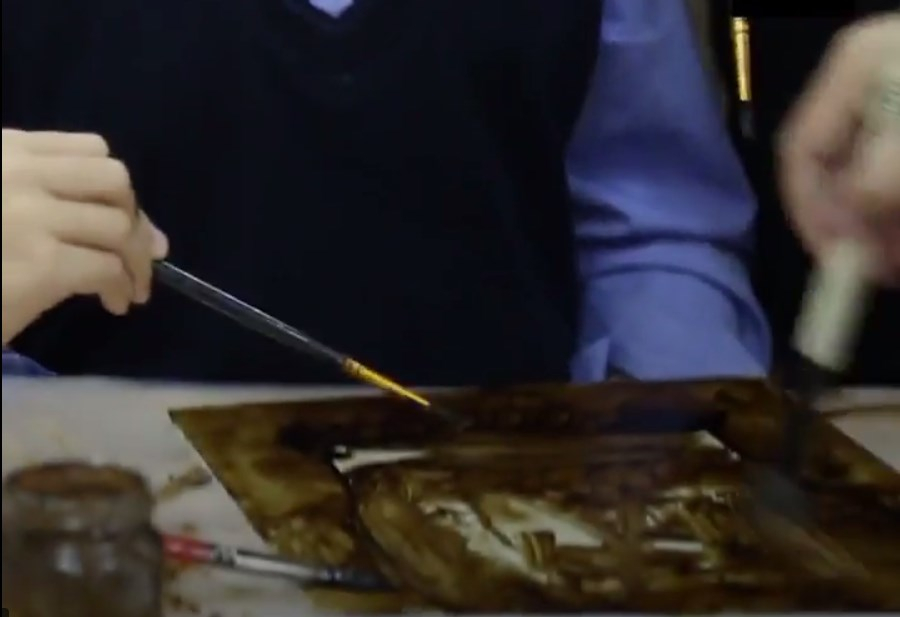 «Мажорный Сыктывкар»: в столице Коми дети рисуют нефтью (видео)
