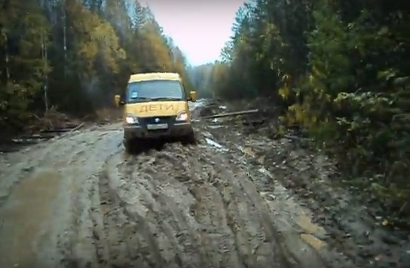 В Коми дети добираются до школы по смертельно опасной дороге (видео)