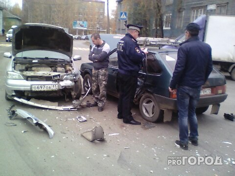 В Сыктывкаре произошло массовое ДТП с участием патрульной машины (фото, видео)