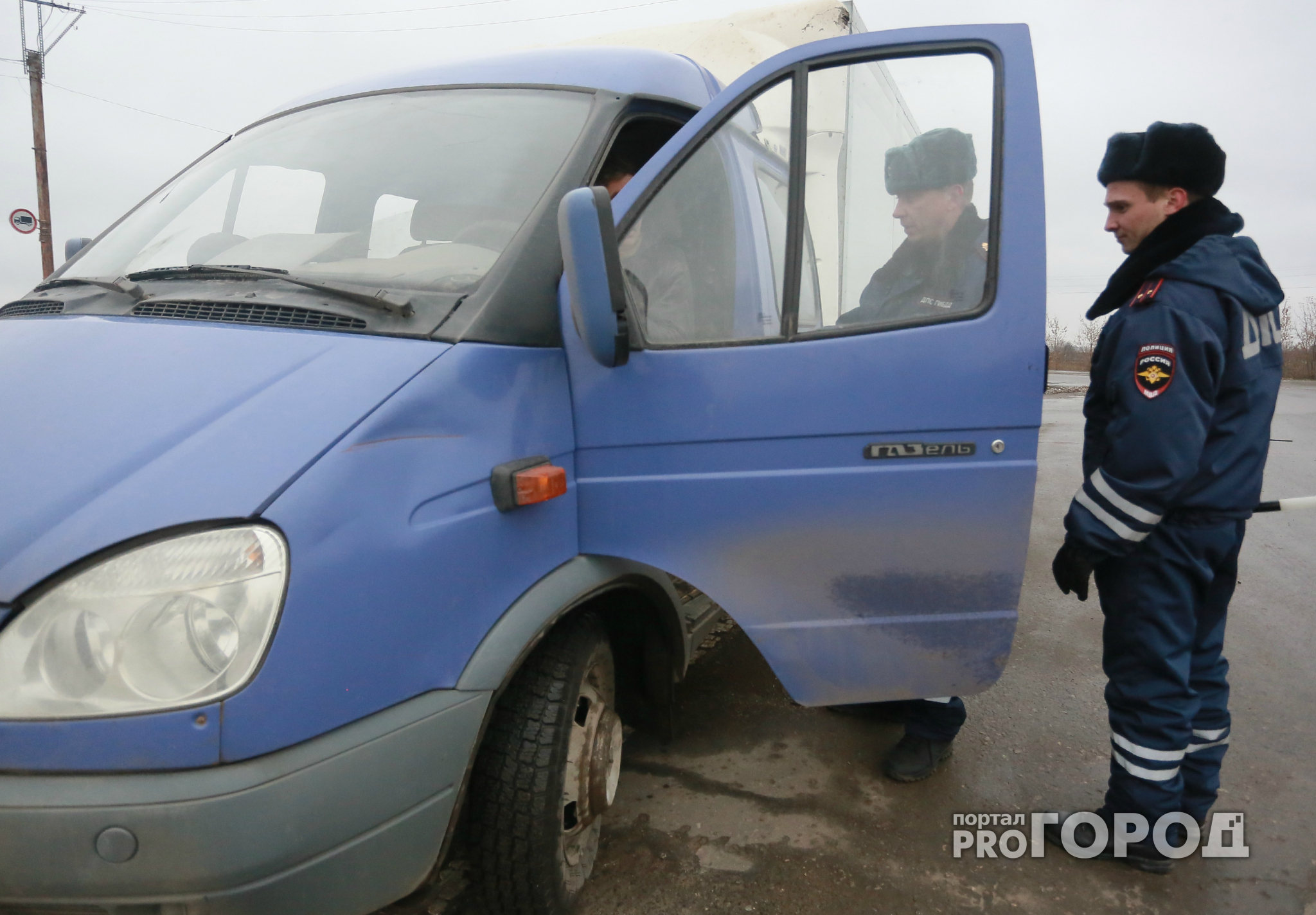 В Коми задержали дальнобойщика, который пытался дать взятку сотруднику ГИБДД